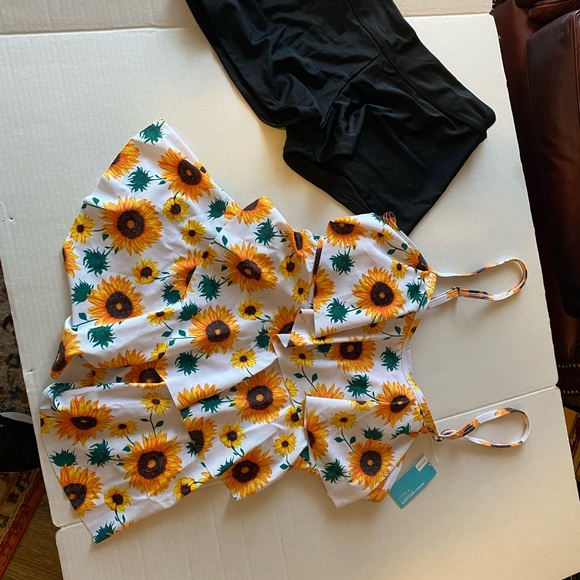 Beautiful Ladies Swimsuit with Boyshorts Size Medium - New Never Worn - Picture 2 of 8